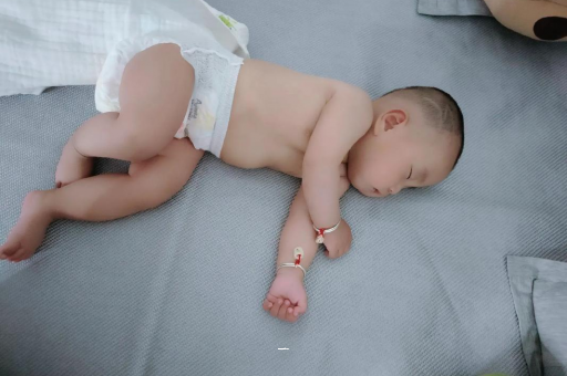 焦作宝宝胳膊上起红疙瘩